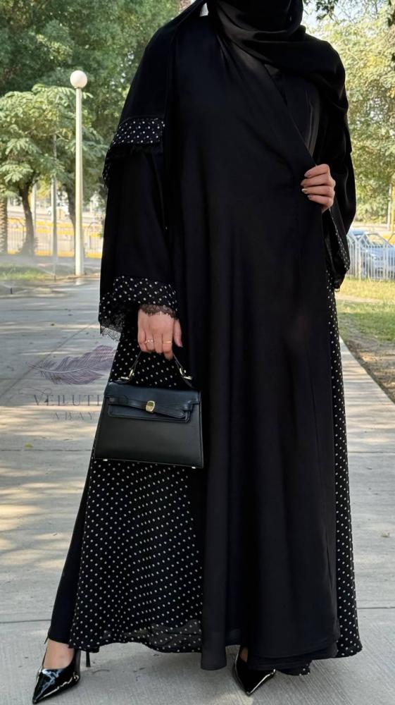 عباية سوداء منقطة مع دانتيل