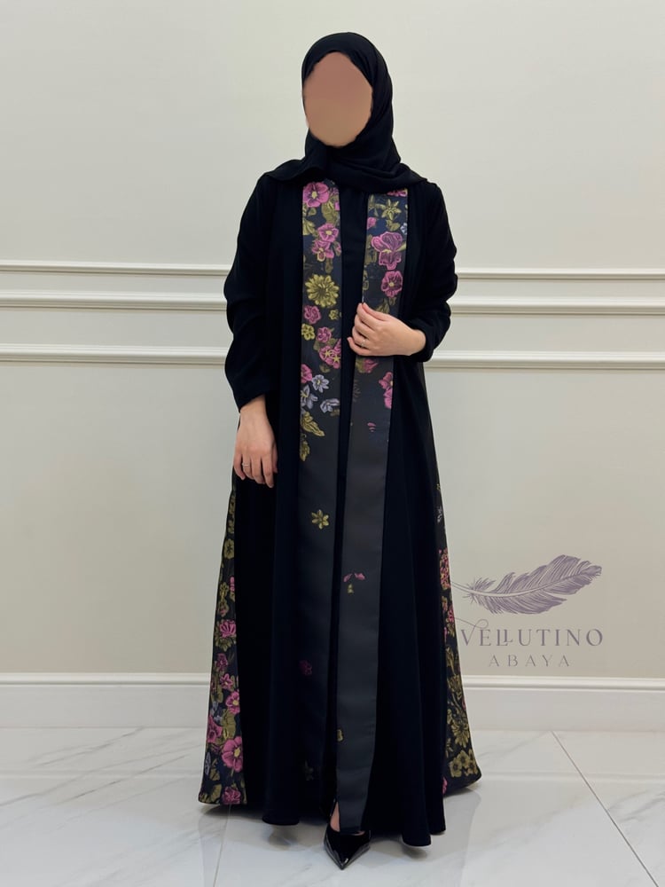 عباية سوداء مع جاكار برسم مميز  و أنيق