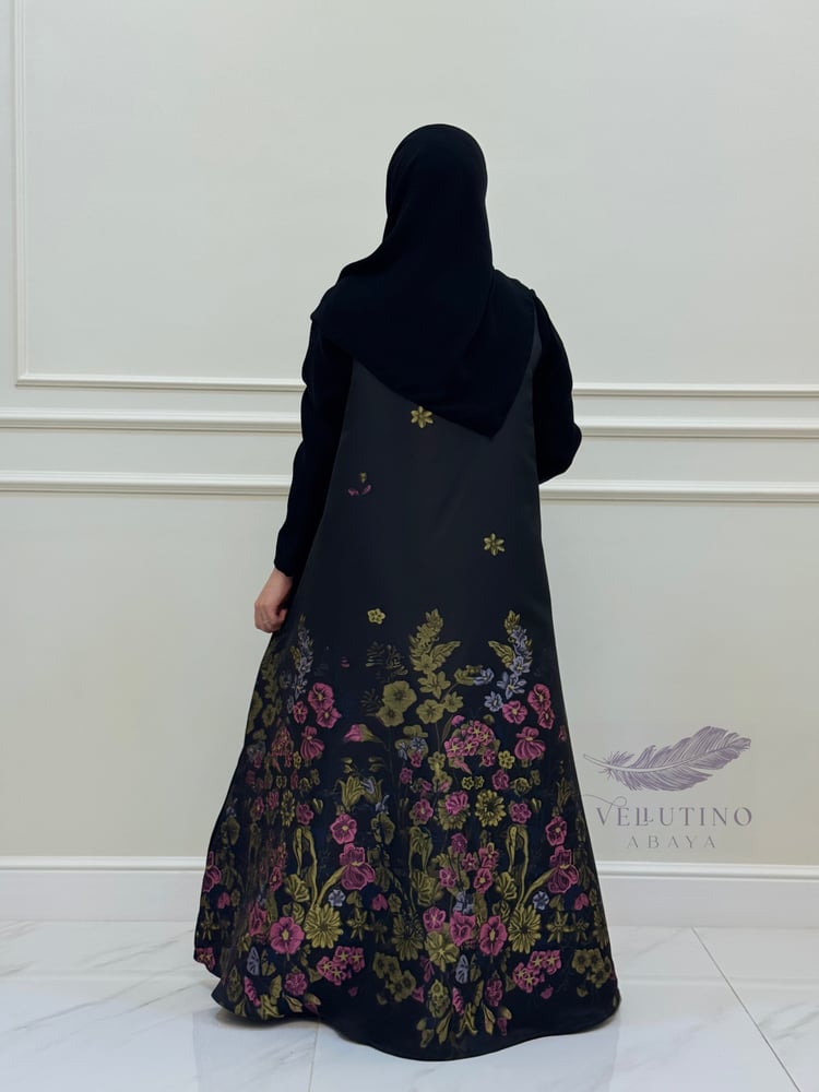 عباية سوداء مع جاكار برسم مميز  و أنيق
