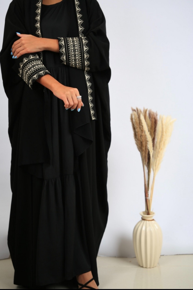 عباءة مزيّنة بكلفة مطرزة