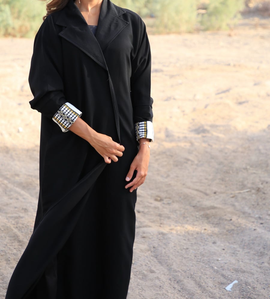 عباءة سوداء مزيّنة بنقش السدو