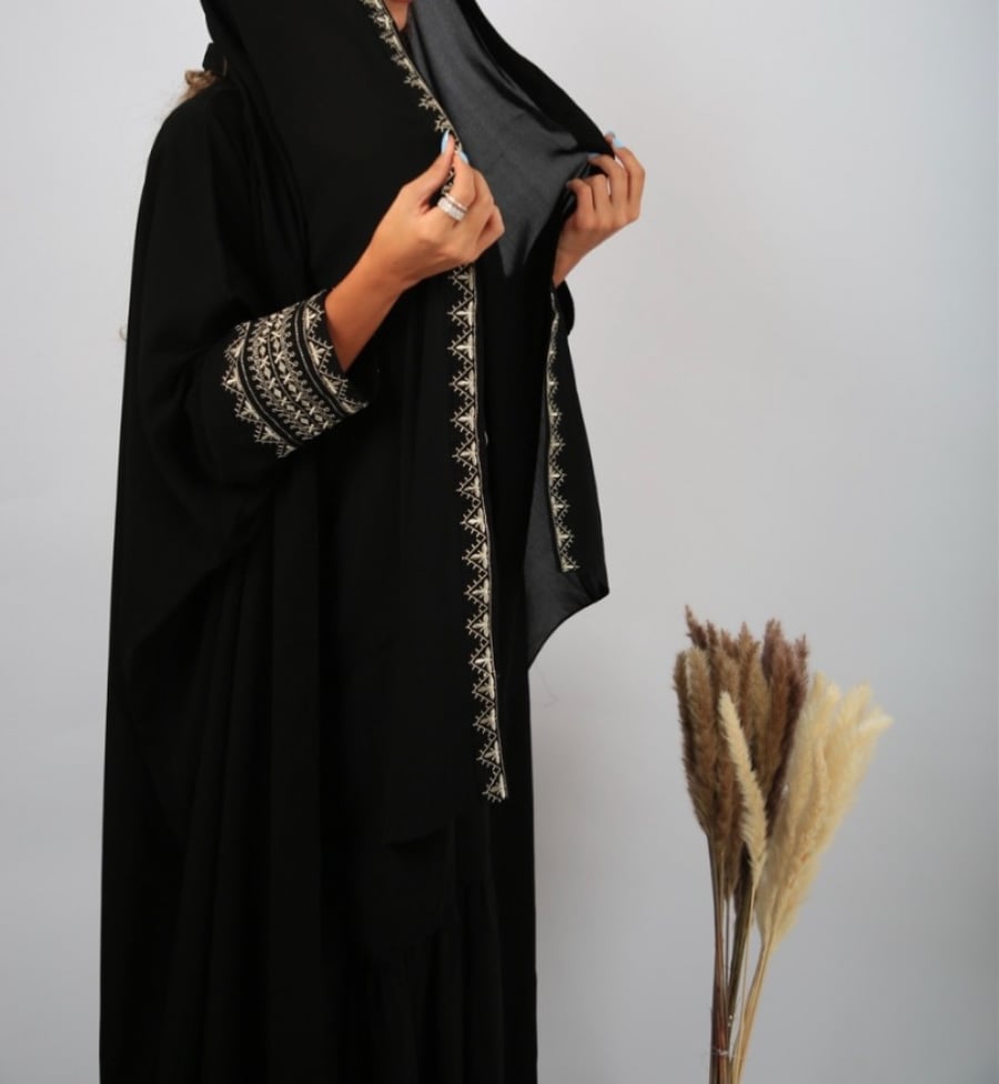عباءة مزيّنة بكلفة مطرزة