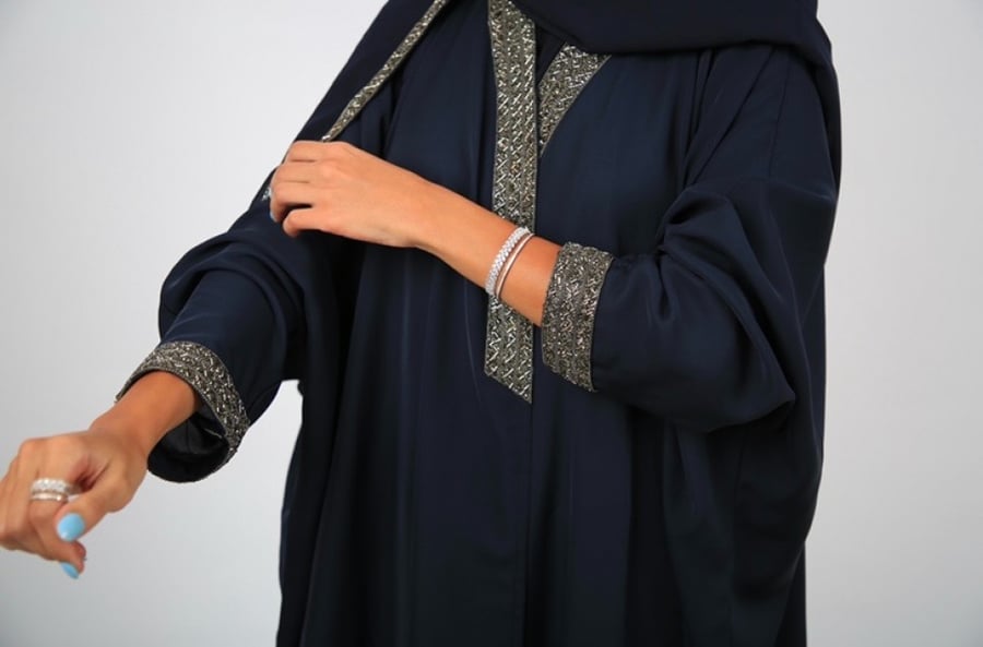 عباءة كحلية بقماش الحرير المغسول مزيّنة بالكريستال