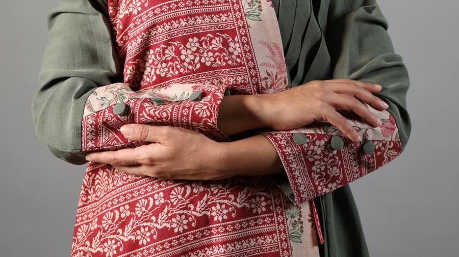 عباية عملية مقفلة بحزام (يمكن إزالته عند الطلب) باللون الزيتي