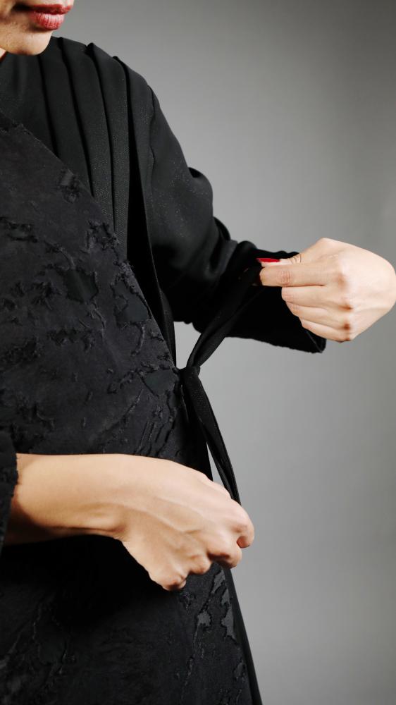 عباية عملية مقفلة بحزام (يمكن إزالته عند الطلب) باللون الأسود