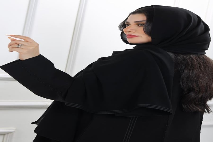 عباية نصف كلوش منسوجة من قماش كريب الفاخر  مع طرحتها