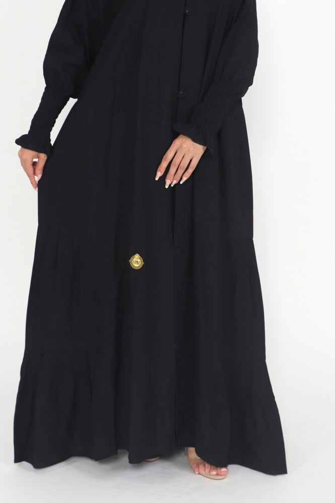 عباية كريب كلوش بزرار ملبس مع طرحتها