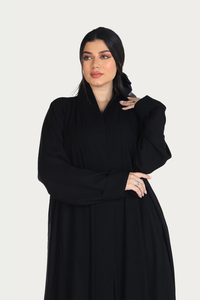 عبايه لف سوداء بقماش الكريب الطايح مع طرحتها