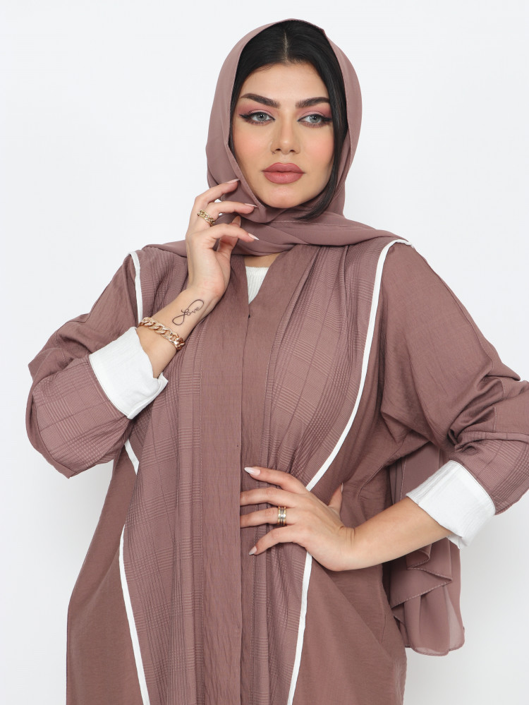عباية ملونة منسوجة من قماش الكريب السعودي مع طرحتها