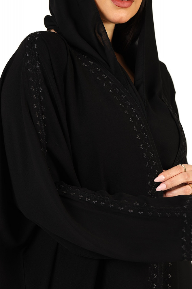 عباية واسعة منسوجة من القماش الملكي الفاخر مع طرحتها