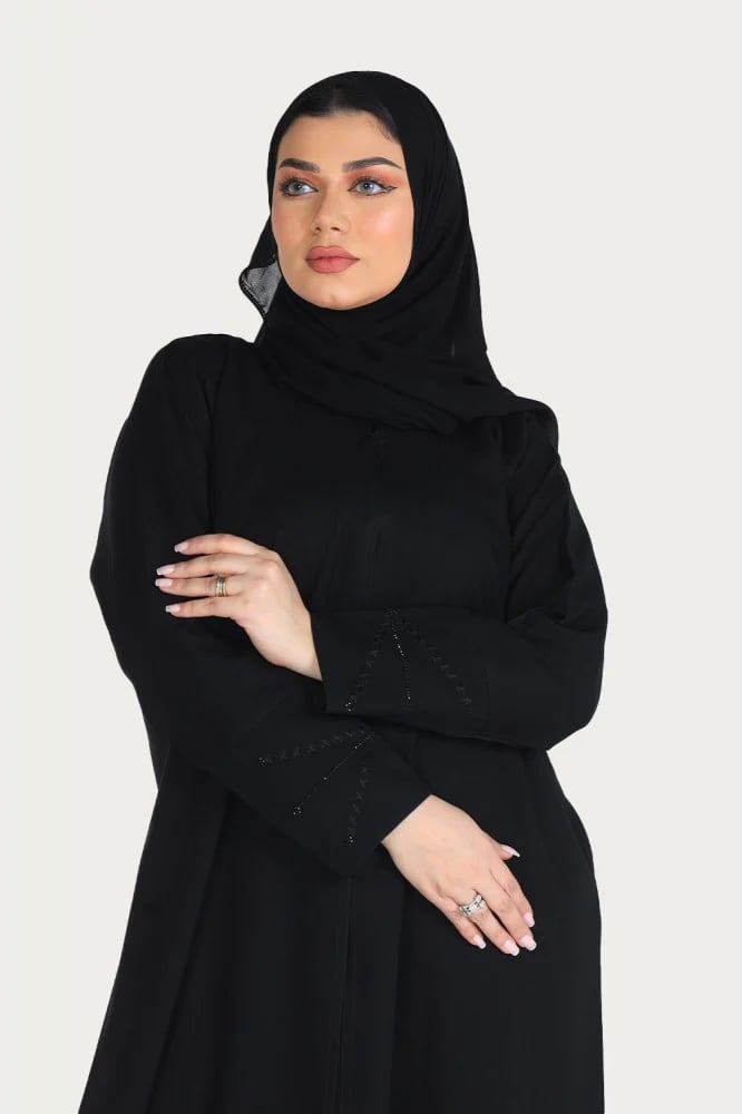 عبايه كم تطريز اسود كريب فاخر مع طرحتها