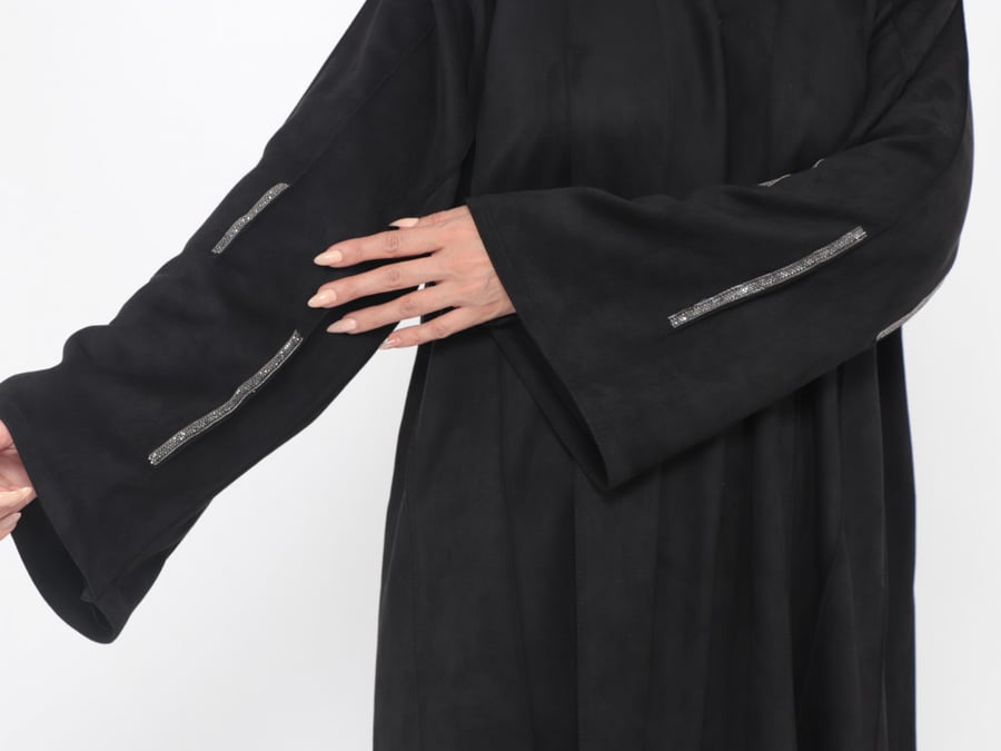 عباية شتوية منسوجة من قماش الشامواه الناعم مع طرحتها