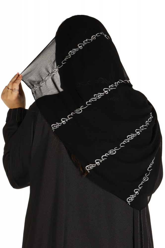 طرحه اسود تطريز حروف لون فضي