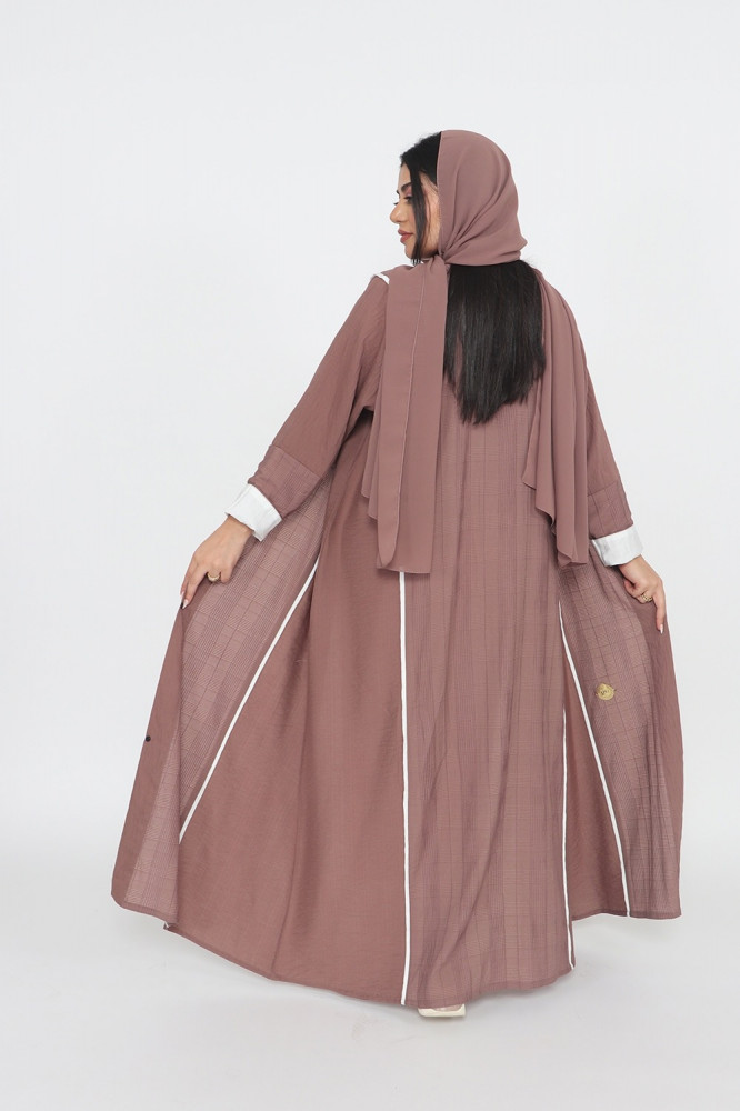 عباية ملونة منسوجة من قماش الكريب السعودي مع طرحتها