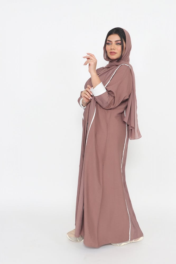 عباية ملونة منسوجة من قماش الكريب السعودي مع طرحتها