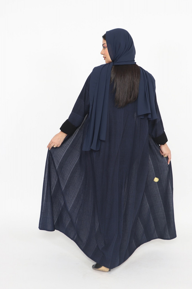عباية ملونة منسوجة من قماش الكريب السعودي المقلم مع طرحتها