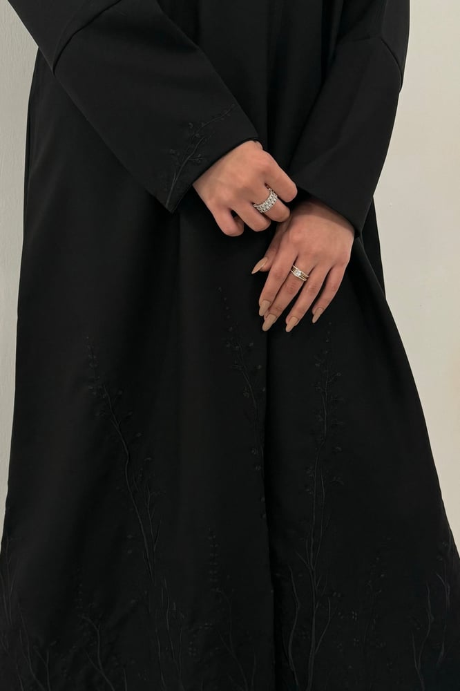 عبايه فاتن بتطريز اسود