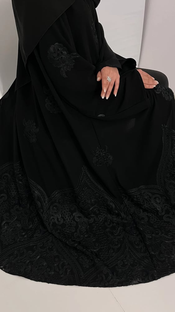 عبايه جلنار بتطريز اسود ملكي