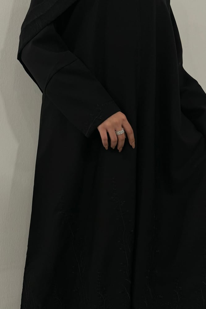 عبايه فاتن بتطريز اسود