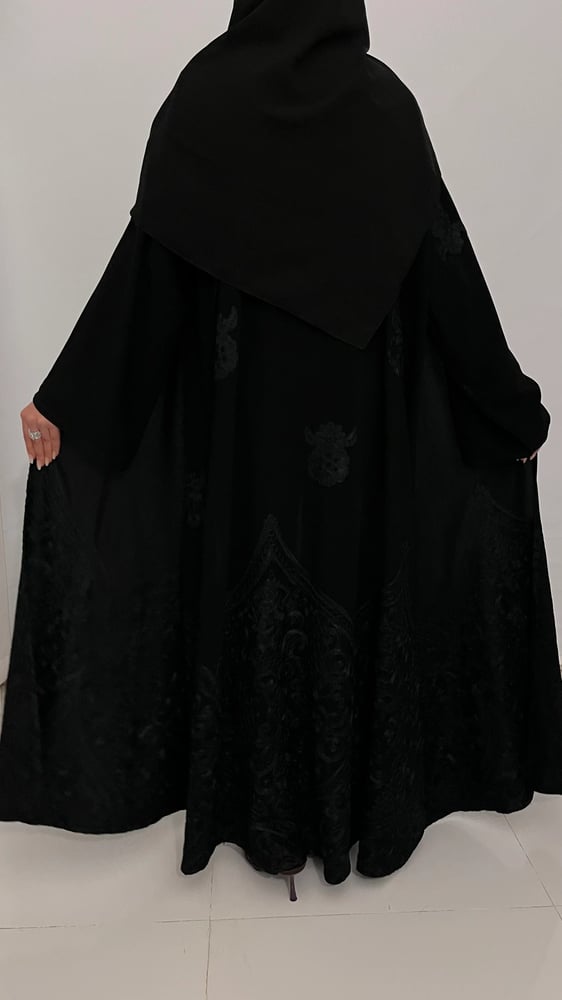 عبايه جلنار بتطريز اسود ملكي