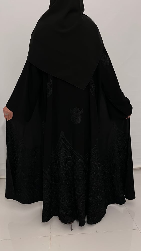 عبايه جلنار بتطريز اسود ملكي