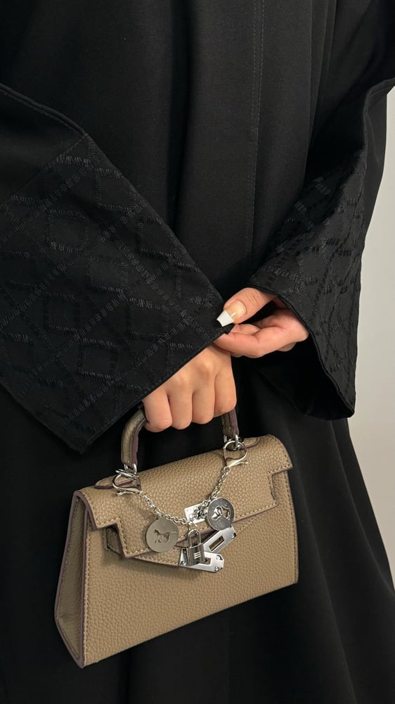 عبايه كتان جوانب وكم بنمط مربعات
