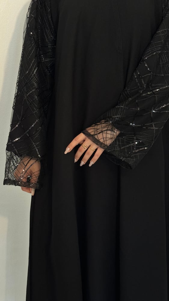 عبايه جنى كلوش بتصميم انيق اكمام دانتيل مبطن