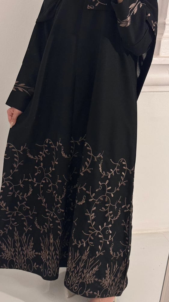 عبايه غرور بتطريز ذهبي فاخر بالعبايه والطرحه