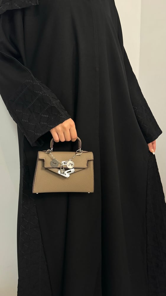 عبايه كتان جوانب وكم بنمط مربعات