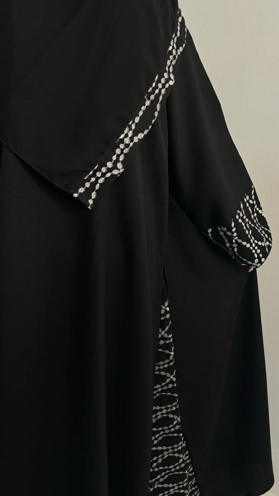 عبايه اصايل بتطريز ابيض نص كلوش معا طرحه