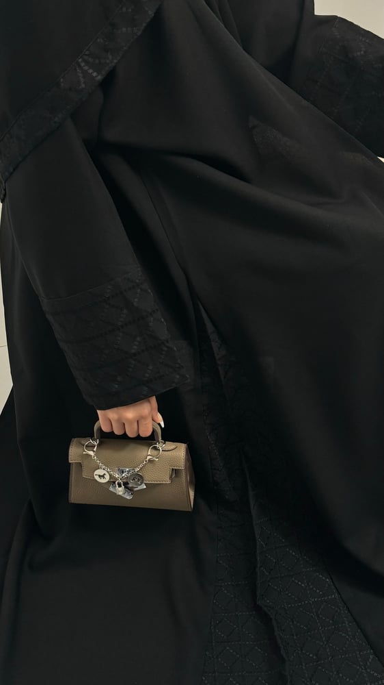 عبايه كتان جوانب وكم بنمط مربعات