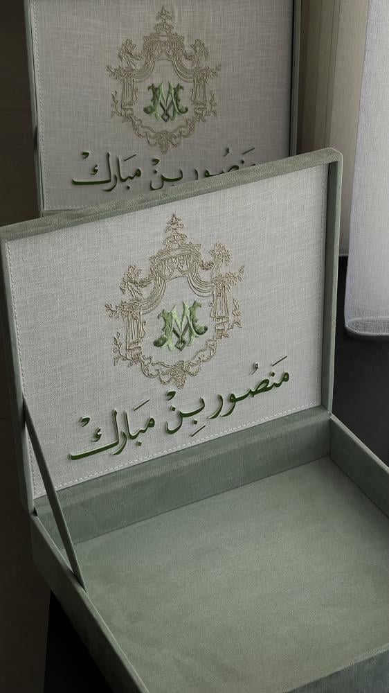 Custom embroidered velvet box 35 cm