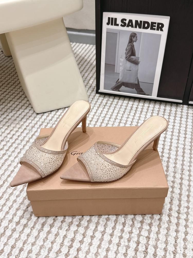 هيلز Gianvito Rossi انيق جدا