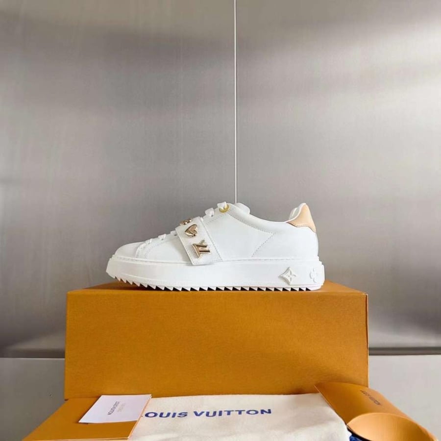 سنيكرز جميل من Lv