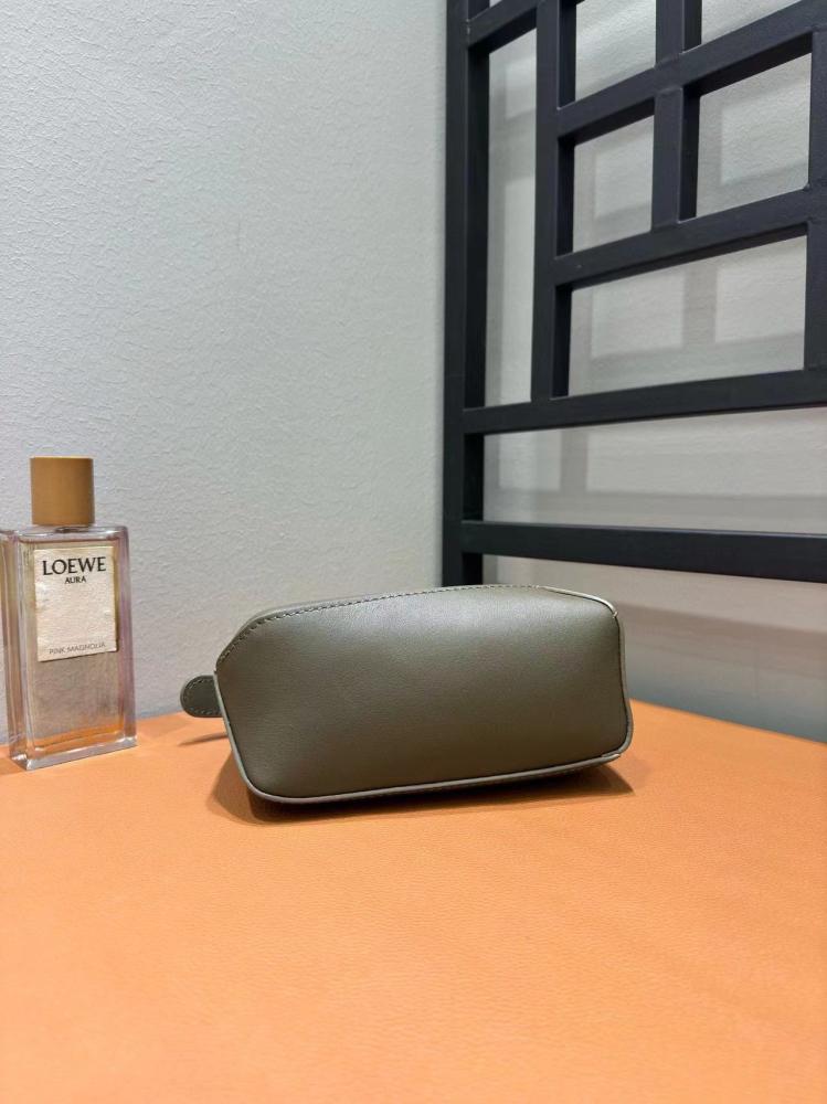 شنطة Loewe ماستر 18 cm