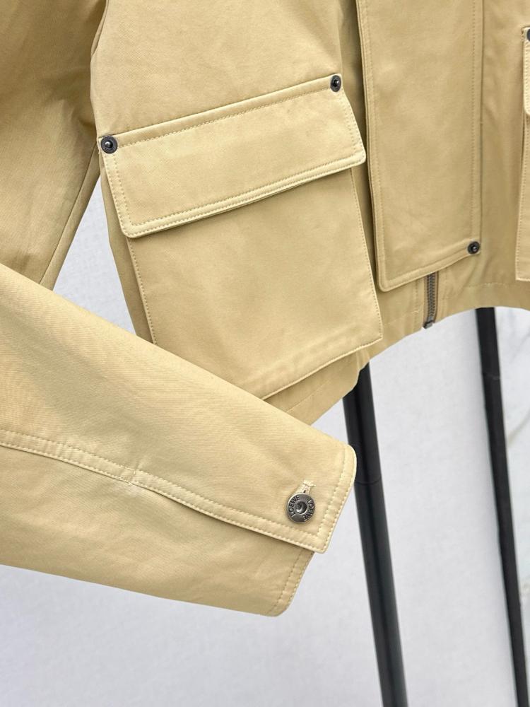 سترة رائعه من Loewe