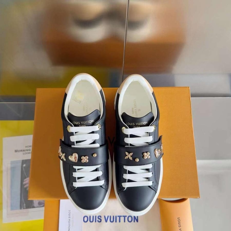 سنيكرز جميل من Lv