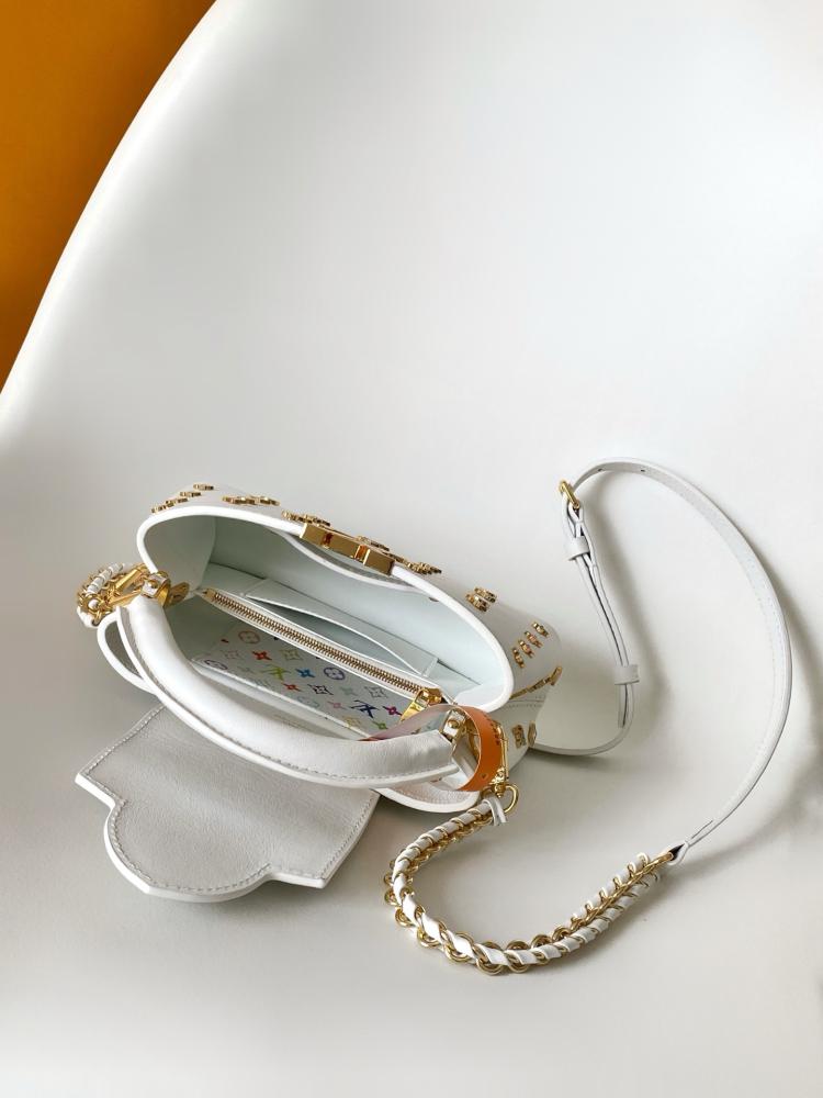 LV Capucines مقاس 22 سم