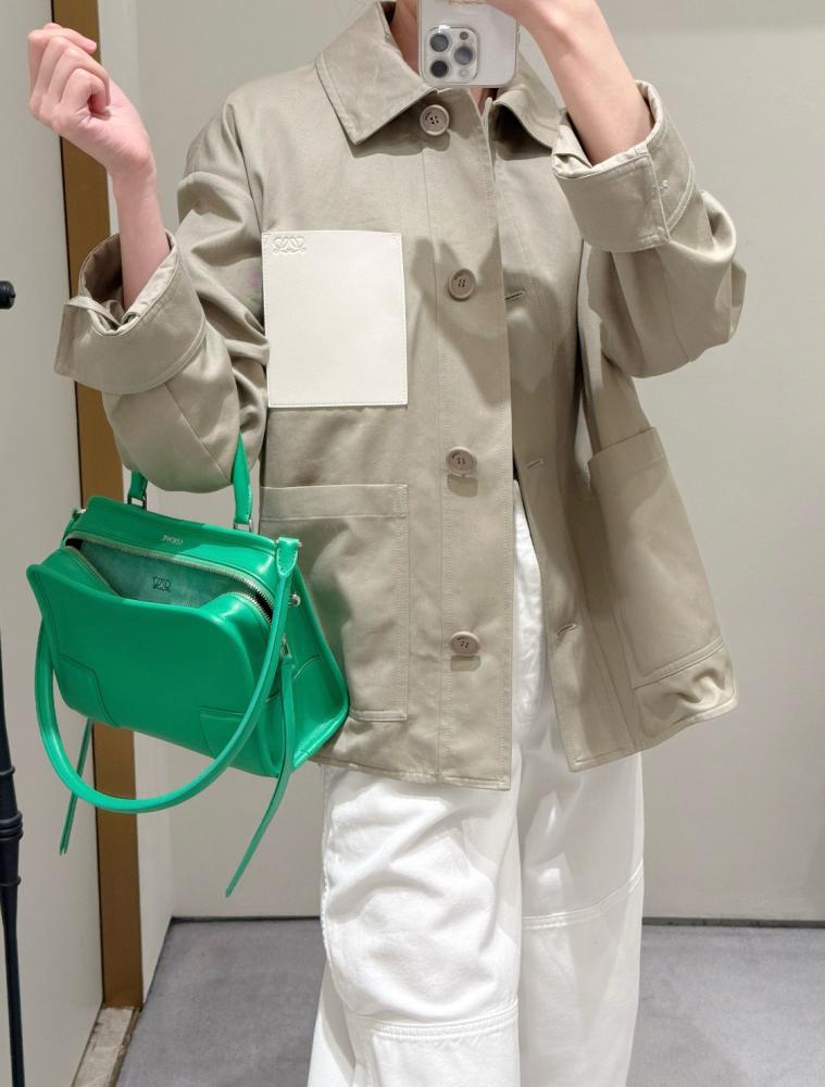 سترة رائعه من Loewe