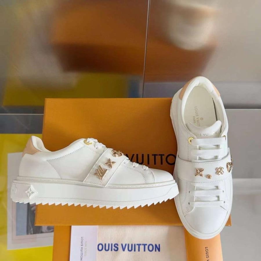 سنيكرز جميل من Lv