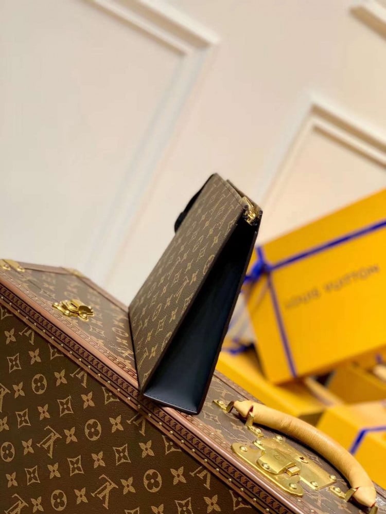 كلاتش LV ماستر 25 cm
