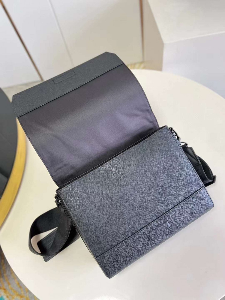 حقيبه رجالي LV ماستر 28 cm