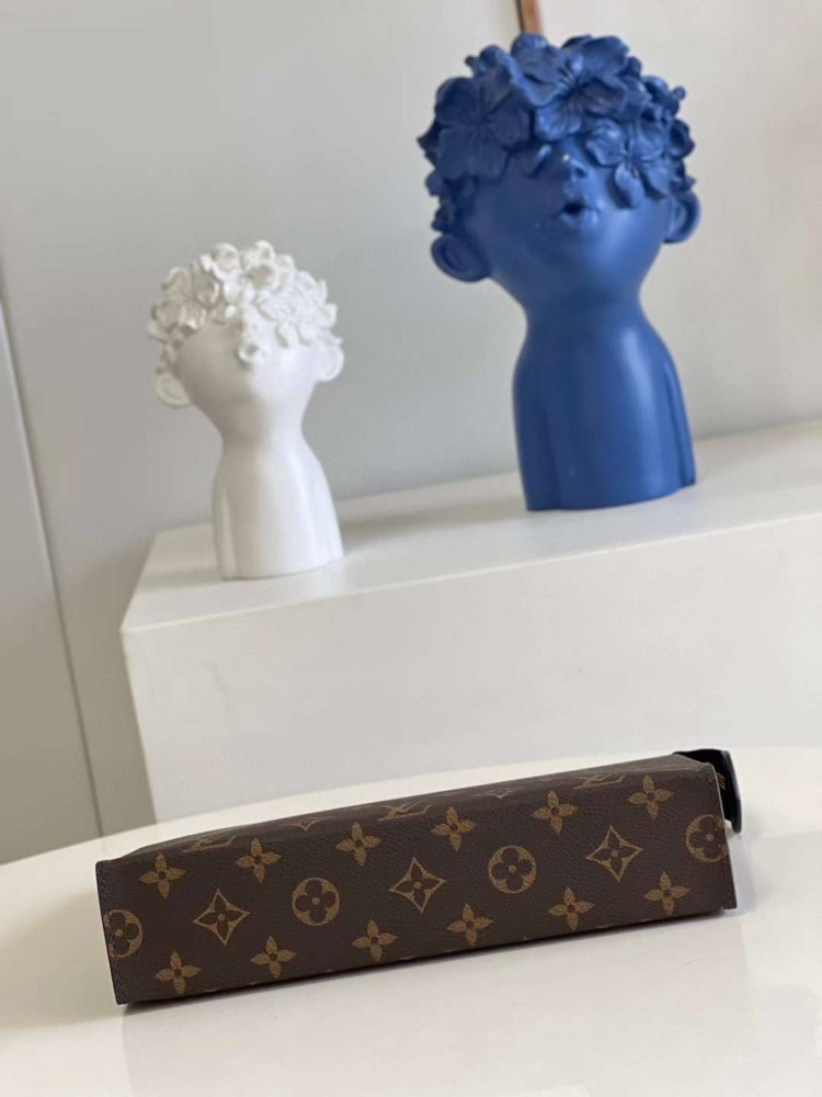 كلاتش LV ماستر 25 cm