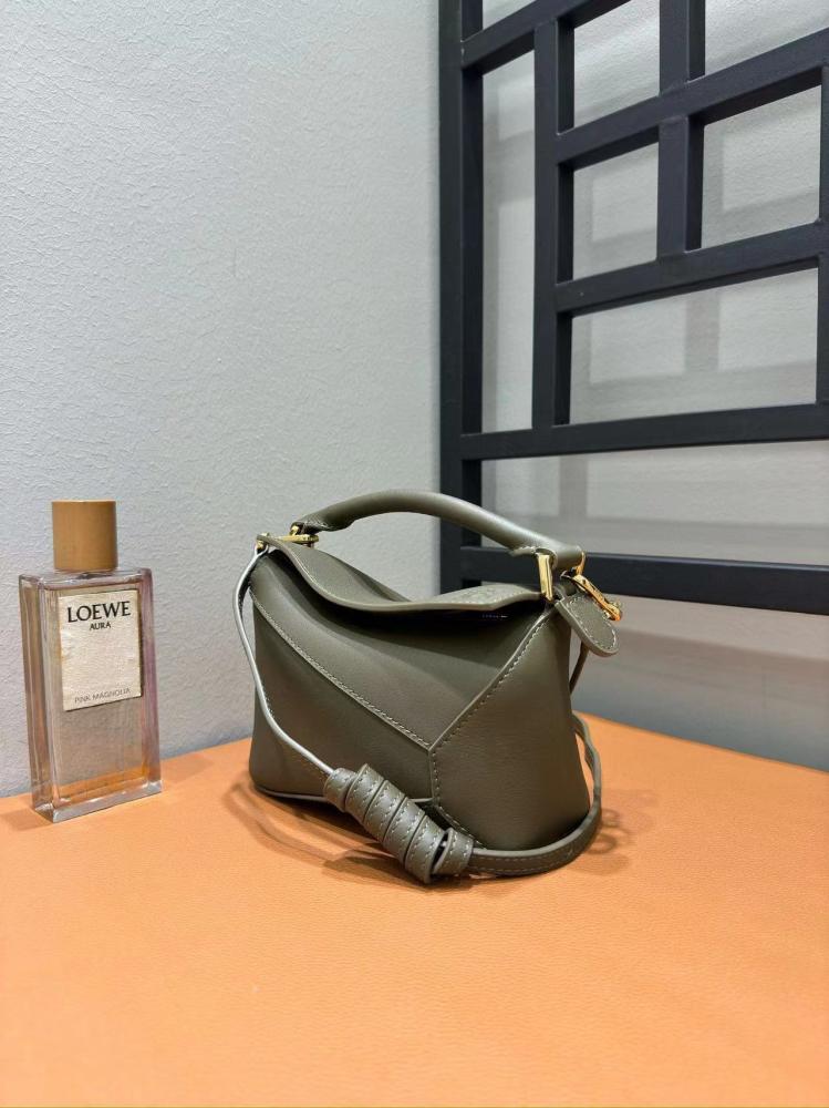 شنطة Loewe ماستر 18 cm