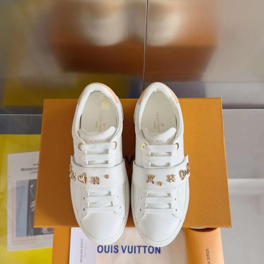 سنيكرز جميل من Lv