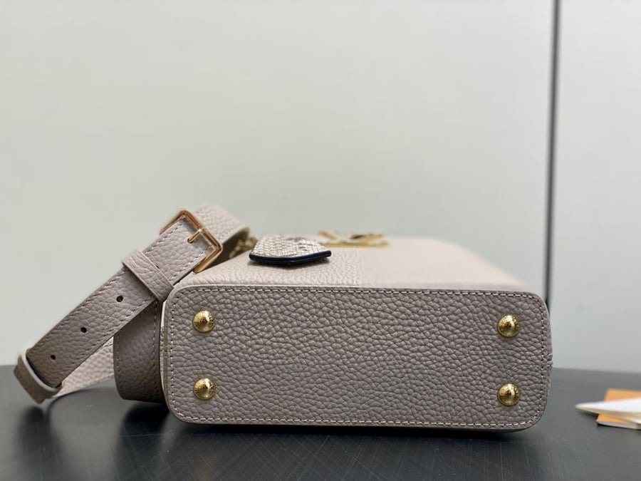 LV Capucines مقاس 21 سم