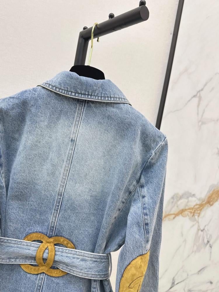 سترة من الدنيم بتصميم مدمج الألوان وتفاصيل من الشمواه