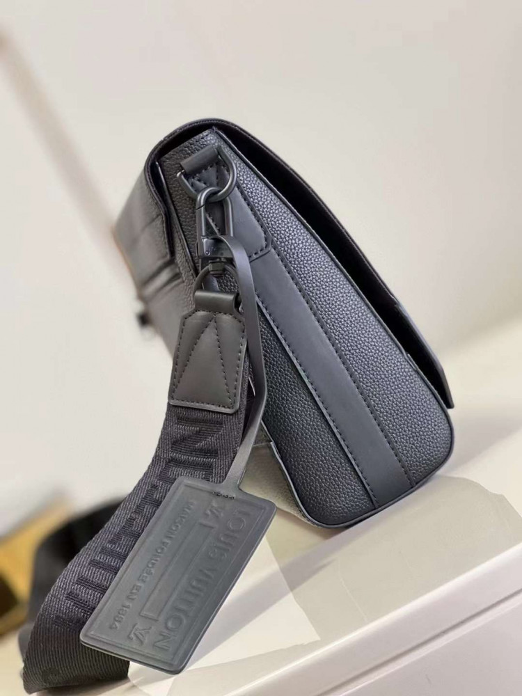 حقيبه رجالي LV ماستر 28 cm