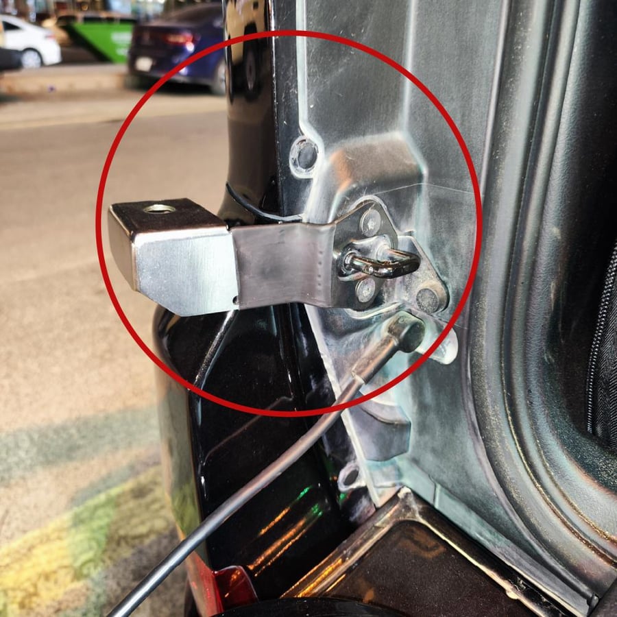 LOWER TAILGATE ANTENNA MOUNT COMPATIBLE WITH TOYOTA LAND CRUISER LC200 AND LEXUS LX570