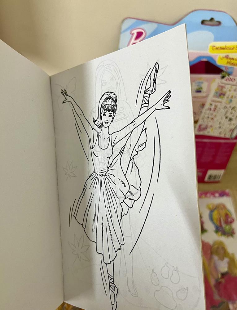 نادر جدا / مجموعة قرطاسية باربي(دفتر تلوين،كتيب منزل باربي ورقي،مجموعتين ستيكرز باربي)